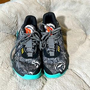 Adidas Dame 7 size 6 1/2 unisex. Like new! Only worn a few times! Regular fit